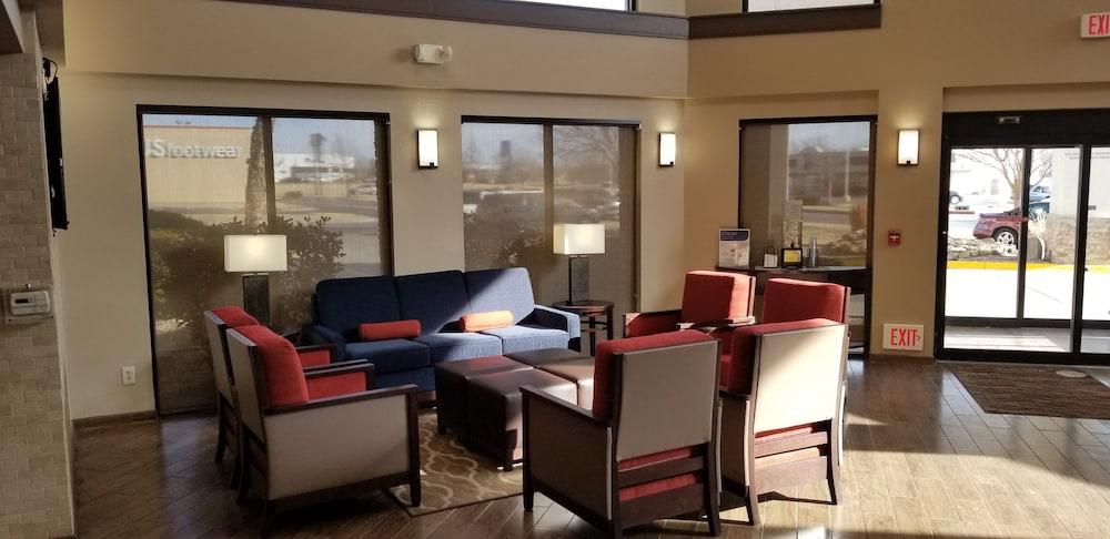 Comfort Inn & Suites Wichita Exterior photo