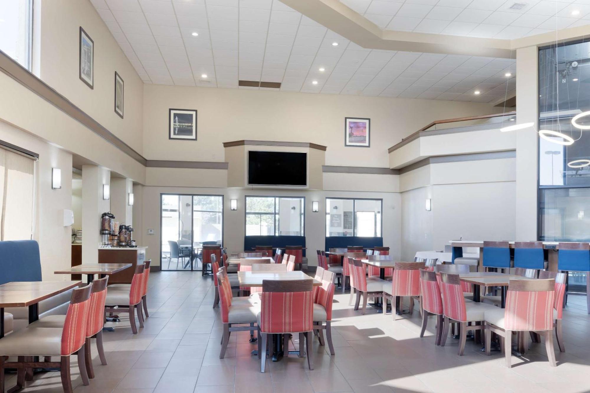 Comfort Inn & Suites Wichita Exterior photo