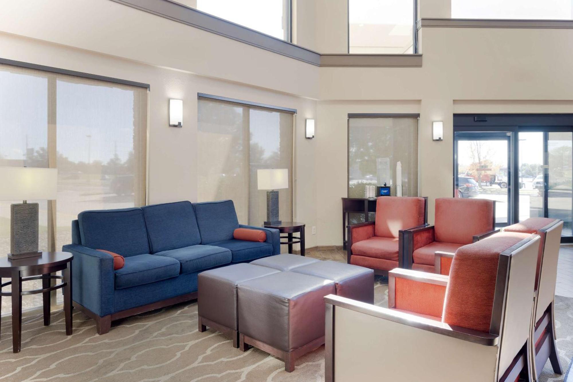 Comfort Inn & Suites Wichita Exterior photo