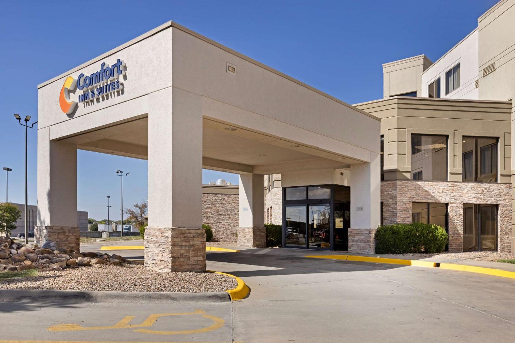 Comfort Inn & Suites Wichita Exterior photo